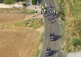 Cinco activistas obligan a detener a los ciclistas del Israel Premier-Tech.