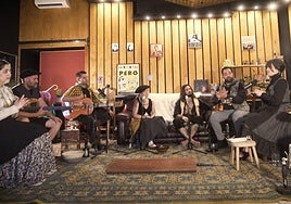 Jumelage y la familia Euskaló versionando el 'Txoriak txori'