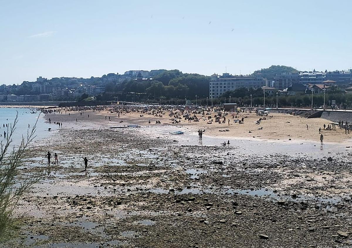 Imagen secundaria 1 - El operativo de retirada de piedras saca de Ondarreta en dos noches 402 toneladas, el doble de lo previsto