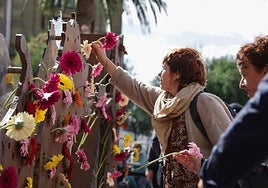 Donostiarras rindiendo homenaje el Día de la Memoria Histórica en una foto del año pasado