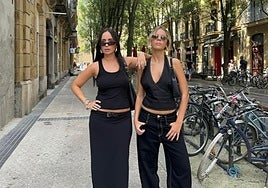 Carlota Marañón y Sofía Hamela posan con la iglesia del Buen Pastor de San Sebastián de fondo.