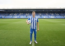 Pacheco posa con la elástica del Deportivo Alavés.