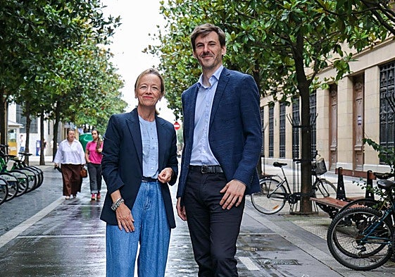 Iosu Arraiz, el director foral de Estrategia y del curso, junto con la diputada general, Eider Mendoza