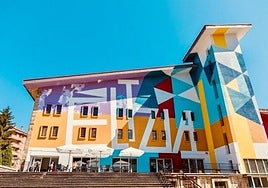 Eltzia taberna-kafetegiaren irudia uztailean, aurrealdean terraza duela.