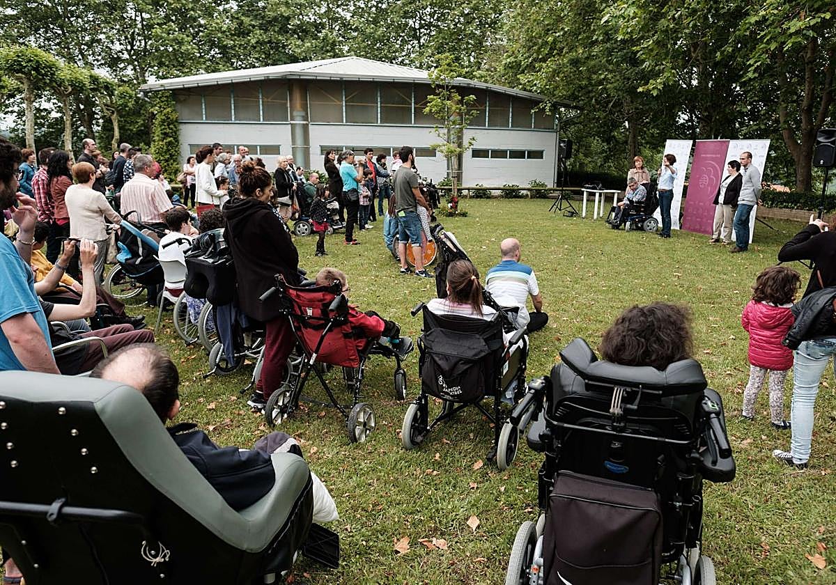 La comunidad educativa de Aspace Gipuzkoa, en unas jornadas al aire libre, en una imagen de archivo.