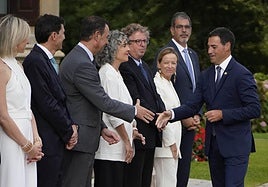 El lehendakari saluda a los consejeros este jueves en Miramar.