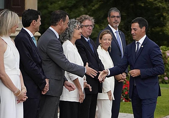 El lehendakari saluda a los consejeros este jueves en Miramar.