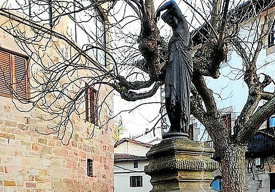 Aspecto de la obra con el andamiaje que hoy se retirará, y al lado la fuente antes de la intervención.