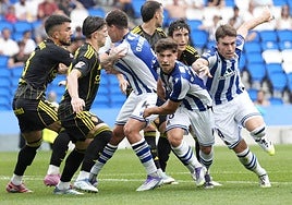 Orobengoa, Beitia y Gorosabel, a la salida de un córner.