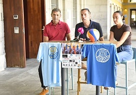 El alcalde de Tolosa, junto a los organizadores del club Tolobolei, en la presentación de esta tarde.
