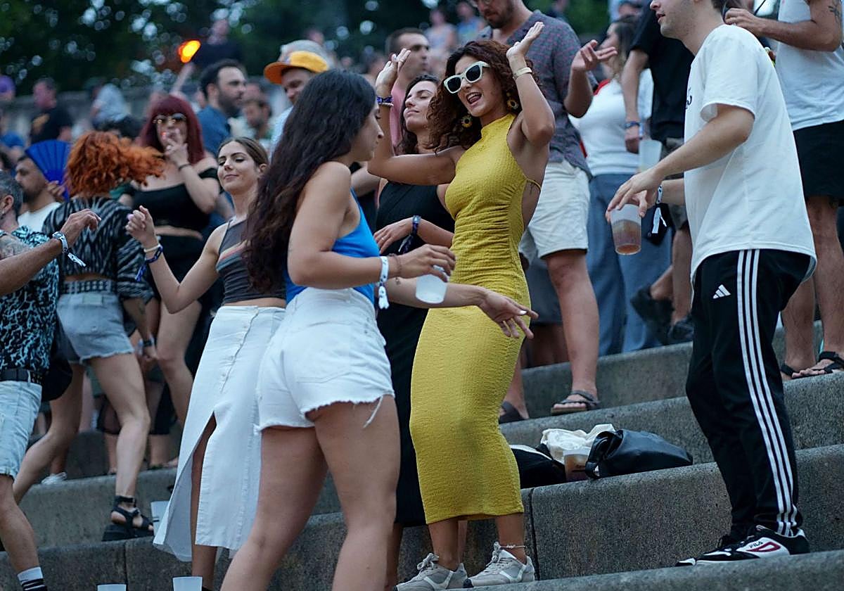 Jóvenes disfrutando del festival, durnate la pasada edición, en el anfiteatro de Miramon.