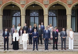 El lehendakari, Imanol Pradales, y los consejeros del Gobierno Vasco posan en las escalinatas del Palacio de Miramar.