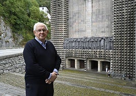 El vicario Juan Ignacio Larrea, ante la fachada del santuario.