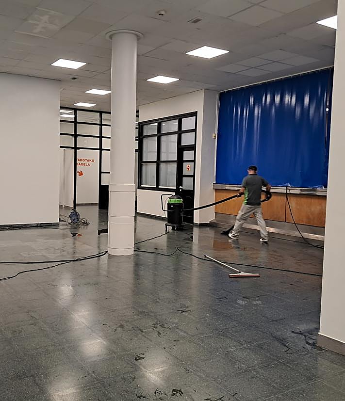 Imagen secundaria 2 - Vista de la zona de la sauna, los vestuarios de la planta superior y labores de limpieza esta mañana.