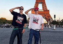 El viaje de dos jóvenes vascos de San Sebastián a París en patinete llega a su fin: «La Torre Eiffel nos recibe brutal»