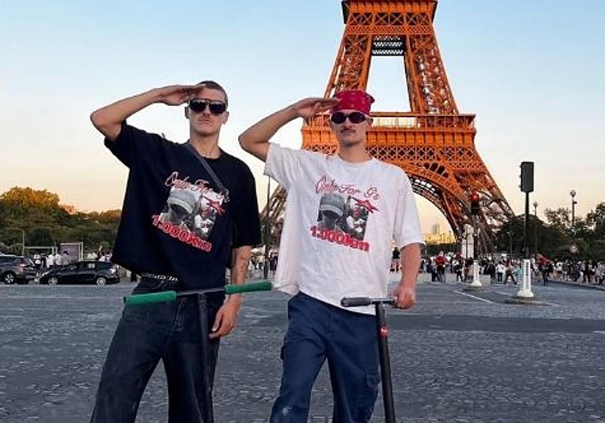 El viaje de dos jóvenes vascos de San Sebastián a París en patinete llega a su fin: «La Torre Eiffel nos recibe brutal»