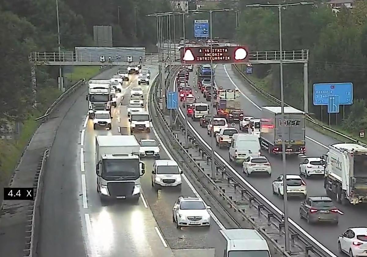 Un accidente en la AP-8 en Zarautz, sentido Donostia, se salda con un herido y colas de 9 kilómetros
