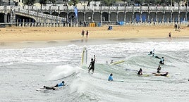 Surfistas aprovecharon el oleaje para hacer surf en la playa donostiarra de La Concha, algo poco habitual.