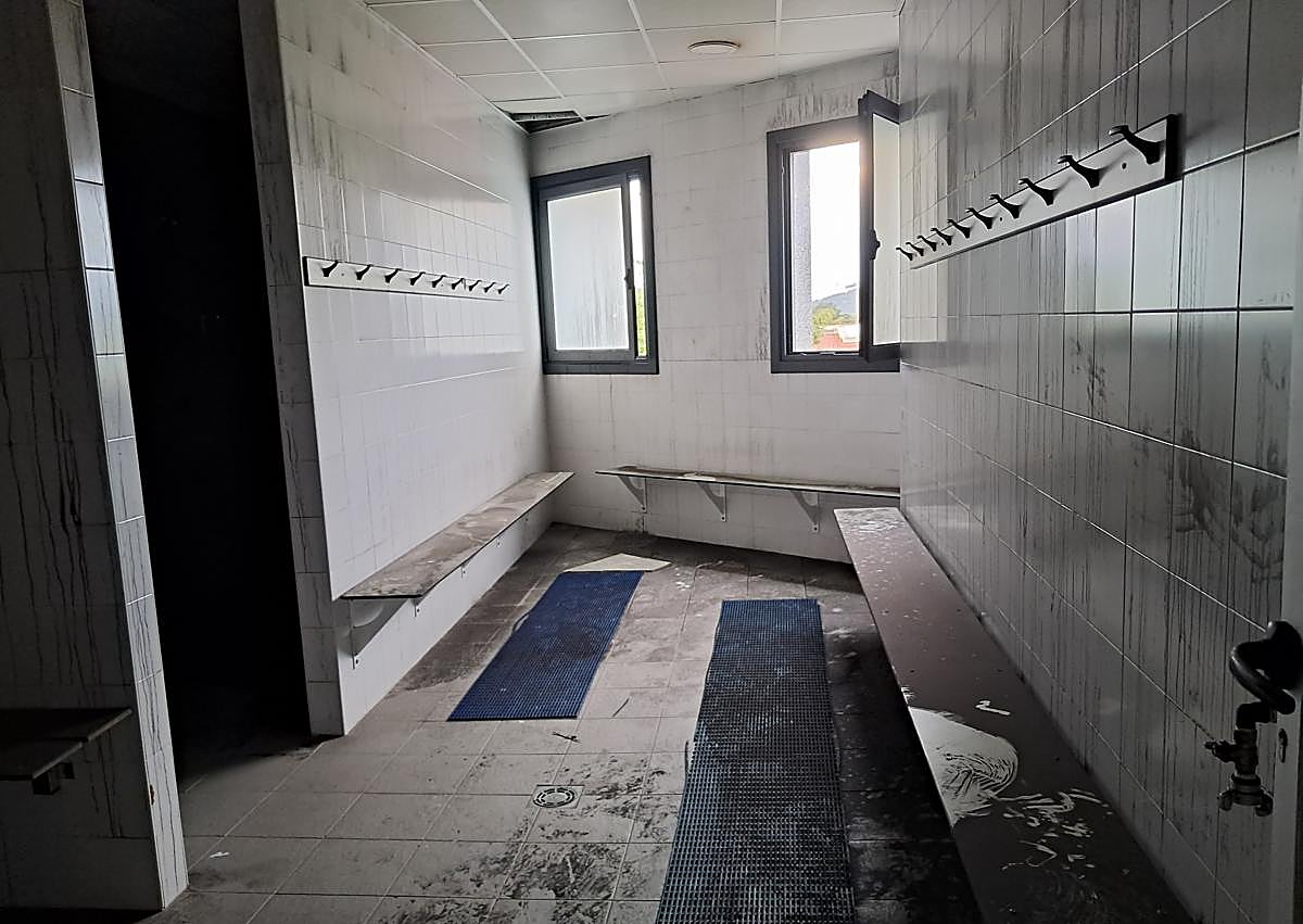 Imagen secundaria 1 - Vista de la zona de la sauna, los vestuarios de la planta superior y labores de limpieza esta mañana.