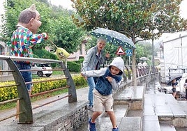 Goxokiak jaso eta buruhandien aurrean lasterka egitea tokatu zitzaien atzokoan haur eta gaztetxoei.