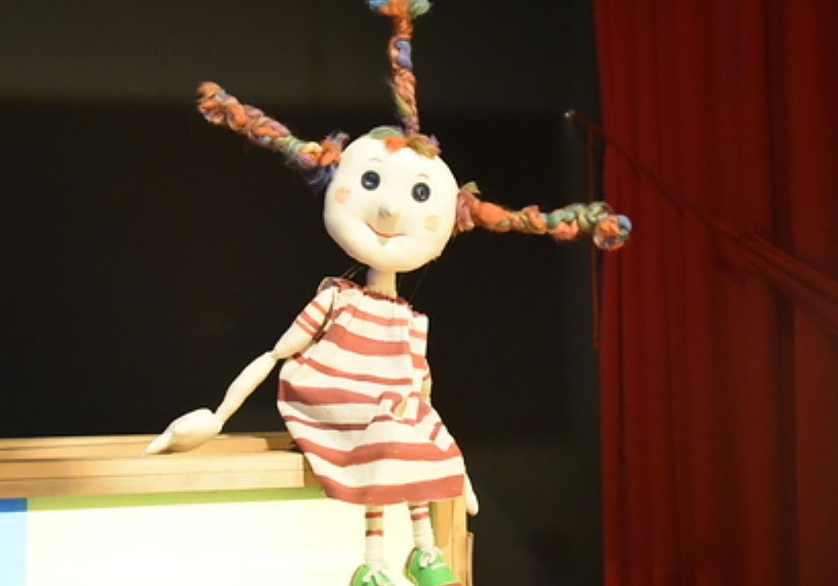 qMariona. La marioneta encargada de dar la bienvenida a los turistas que se acercan al museo de títeres.