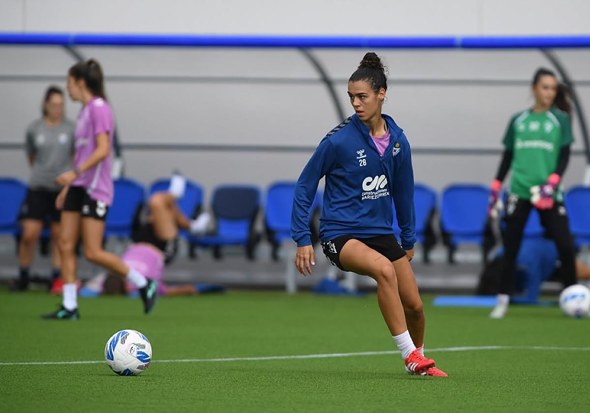 Carla Andrés, una de las capitanas del Eibar, durante un entrenamiento en Areitio.