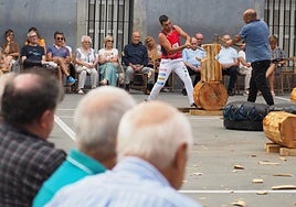 Iazko jaietako herri kirol saioa, frontoi zaharrean.