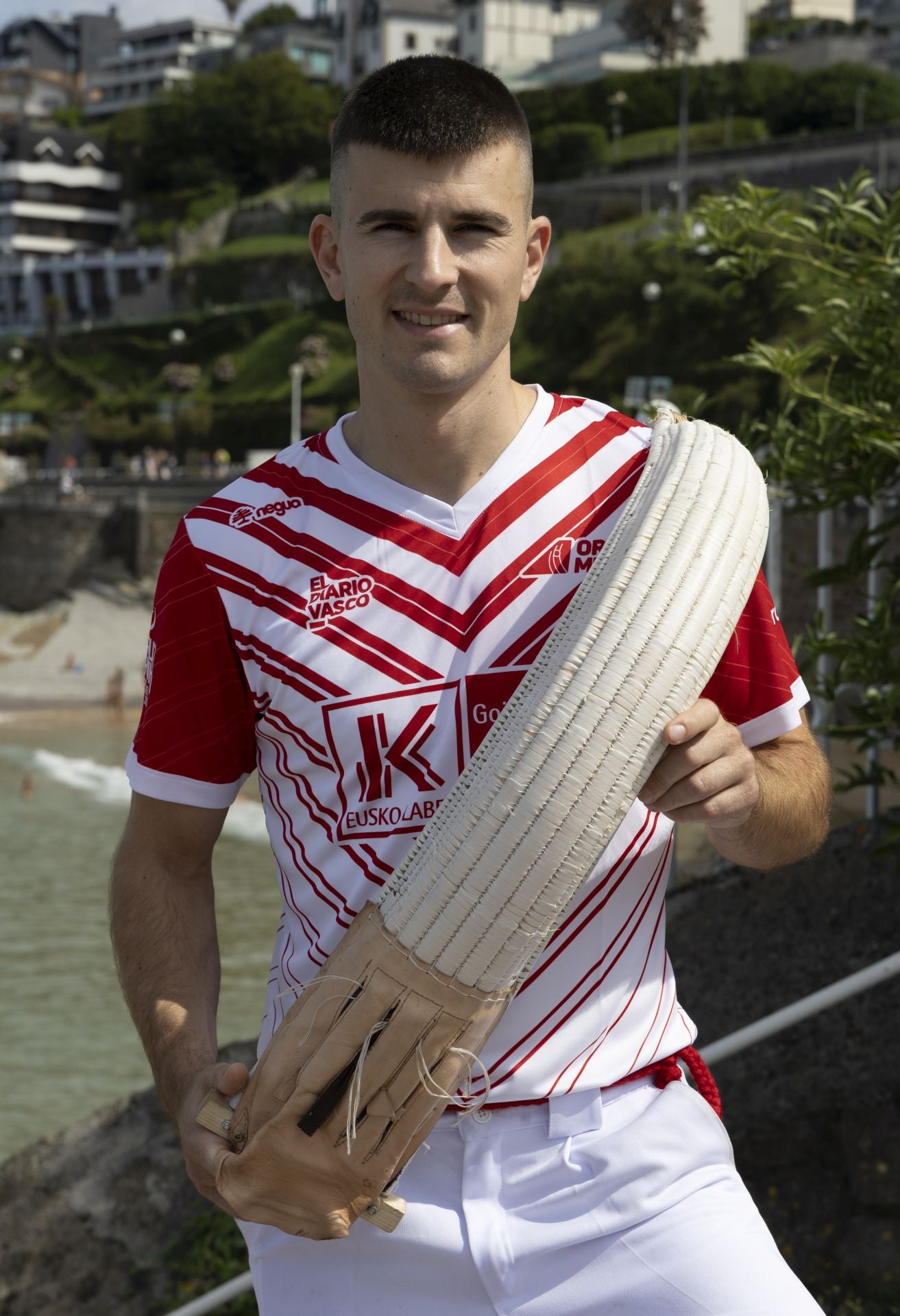 Imanol Ansa, con la camiseta roja de campeón que luce en el individual.