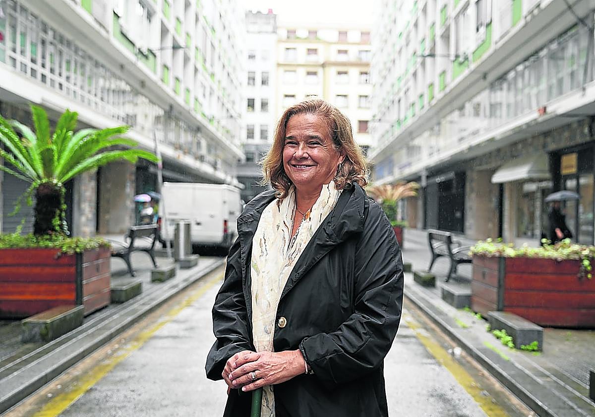 Marian Ispizua, nueva presidenta de la Asociación Vasca de Sociología y Ciencia Política, en una calle de Bilbao.