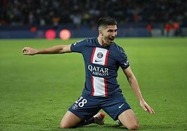 Carlos Soler celebra sonriente un gol con el PSG, club que posee sus derechos.