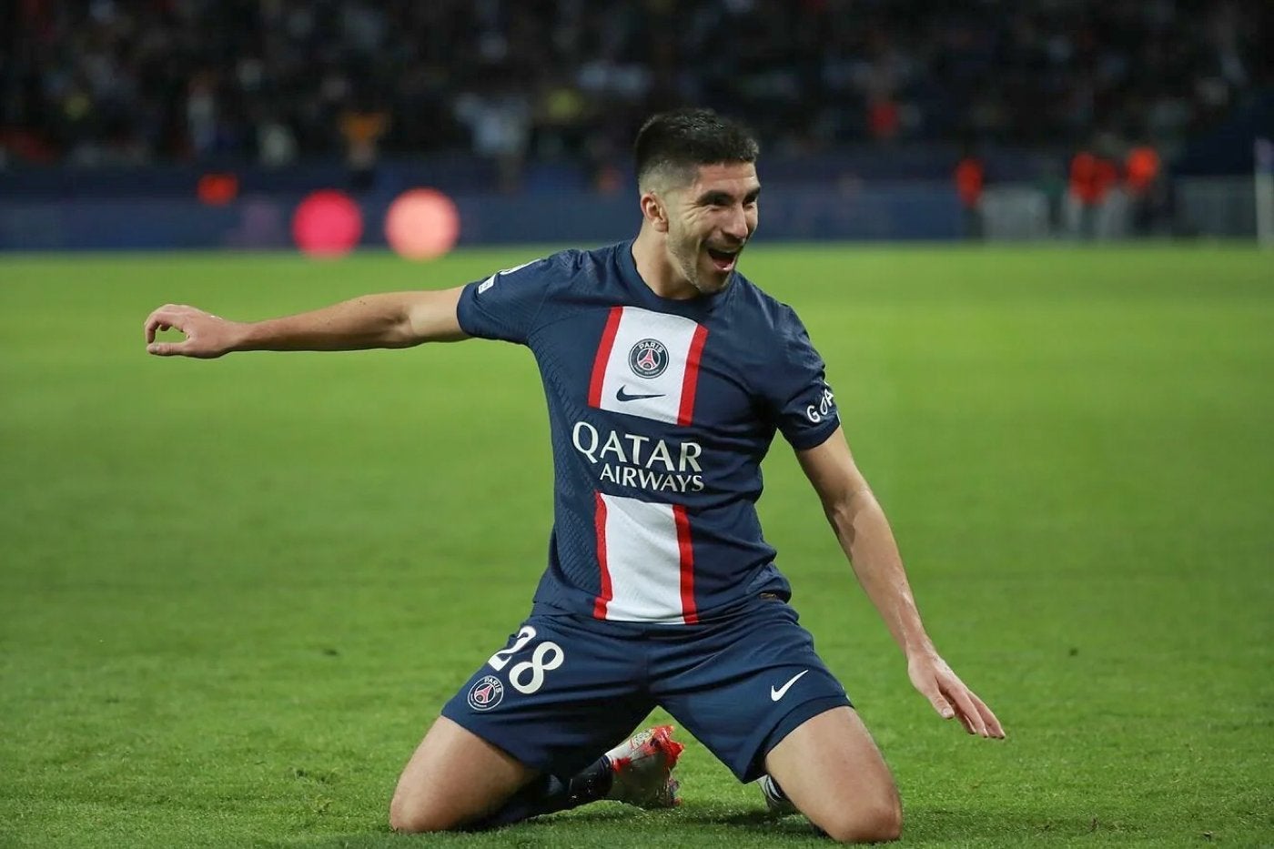 Carlos Soler celebra sonriente un gol con el PSG, club que posee sus derechos.