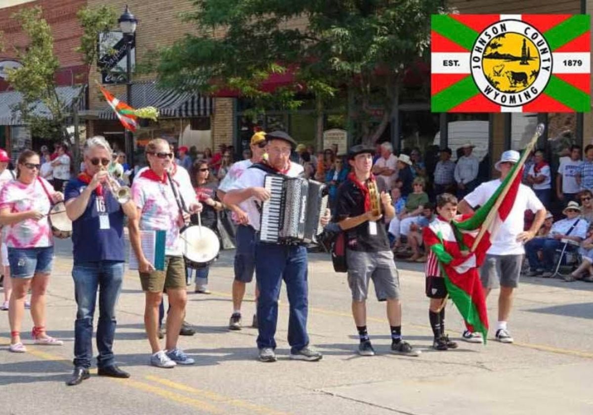 La banda 'Amerikanuak' en Buffalo y la bandera del Condado de Johnson.
