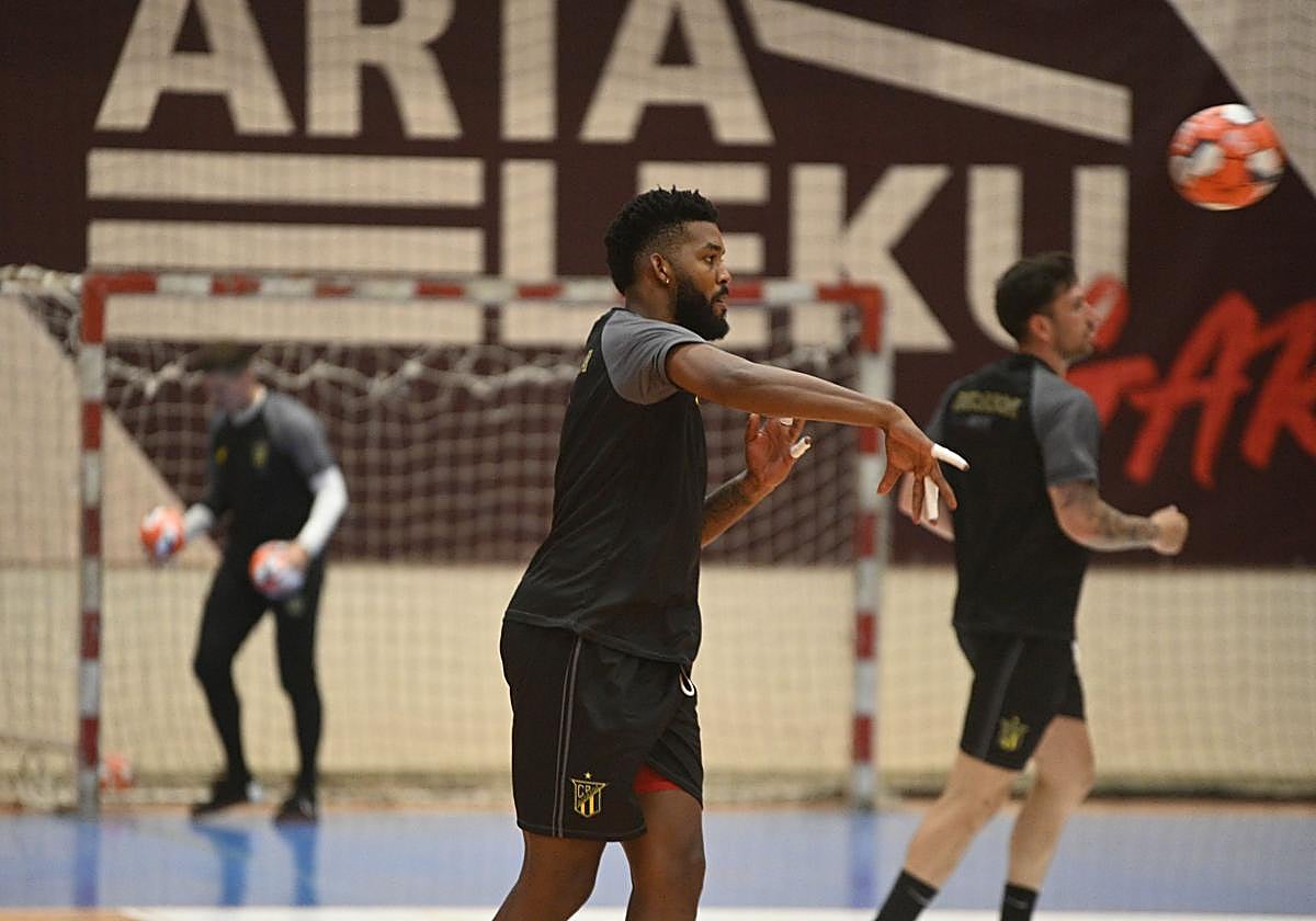 Dariel García realiza un pase durante un entrenamiento del Irudek Bidasoa en Artaleku.