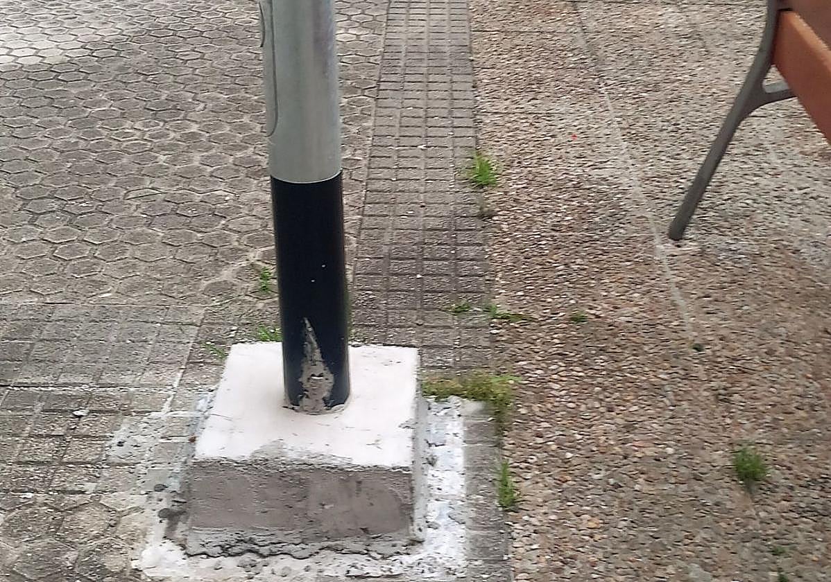 Ironiza Jon: «Quiero felicitar al responsable de dar como buena la realización de semejantes columnas jónicas en la plaza Baldomero Anabitarte. Al cambiar las farolas, alguien decidió que la solución era hacer ese pedazo de recrecido en todas las farolas de la plaza, incluido el parque infantil. La foto no hace justicia a la chapuza».