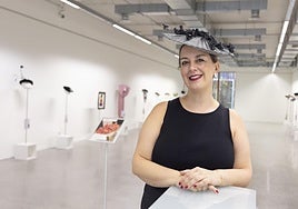 Oihana Hernaiz kapelagilea, egunotan Donostian den 'Txapelarte' erakusketan.