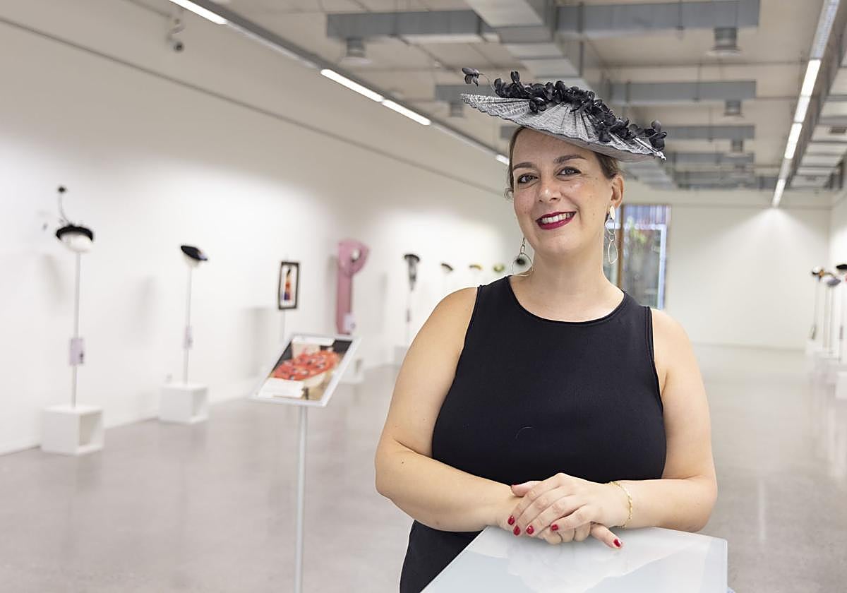 Oihana Hernaiz kapelagilea, egunotan Donostian den 'Txapelarte' erakusketan.