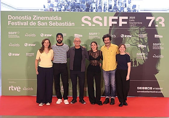 Foto de 'familia' del encuentro en Tabakalera con gran parte de los representantes de las producciones vascas del Zinemaldia..