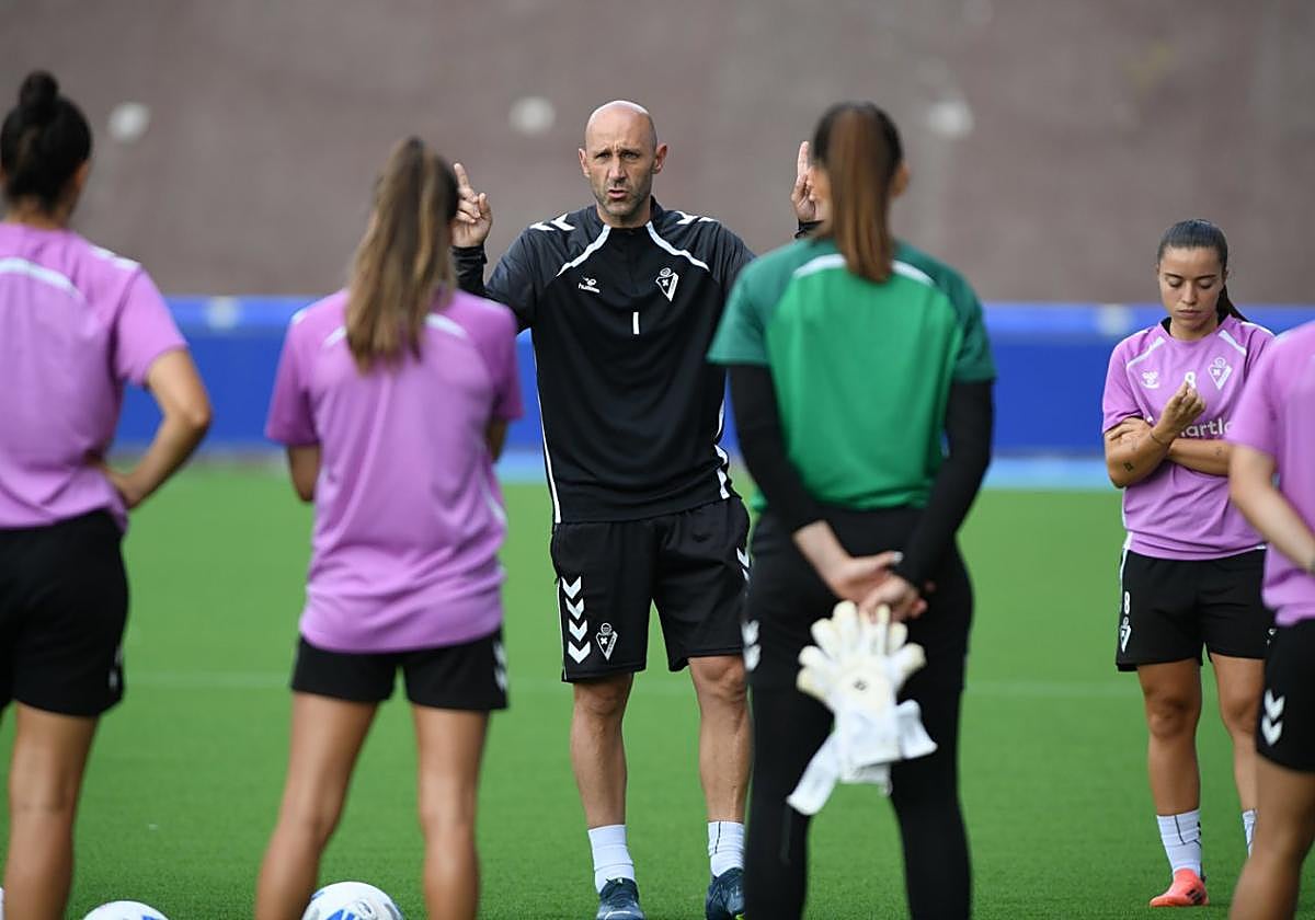 Iñaki Goikoetxea dando instrucciones a sus jugadoras durante uno de los entrenamientos de pretemporada en los campos de Areitio.