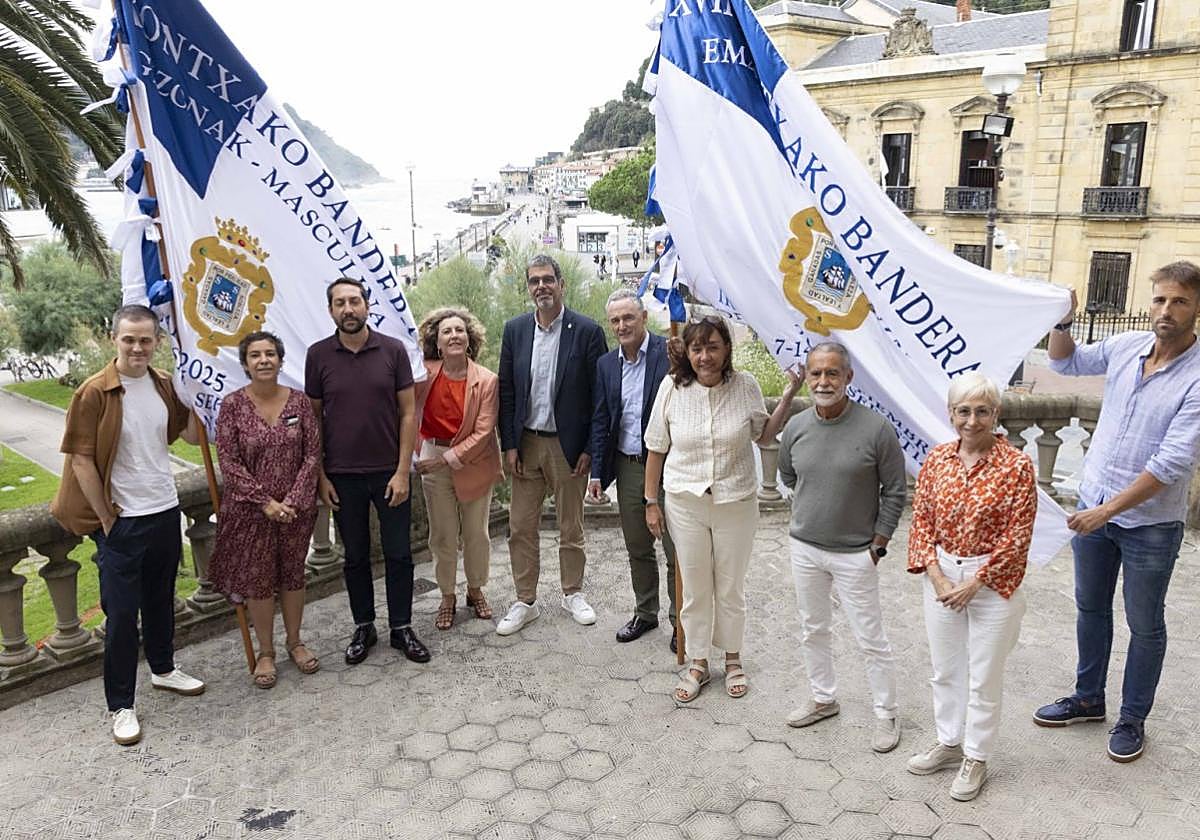 Respresentantes del Ayuntamiento, Adegi, EKP y DV, con las banderas de La Concha en juego.