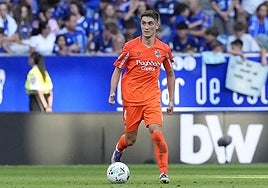 Jon Gorrotxategi otea el horizonte para tratar de dar un pase a un compañero, ayer en el Carlos Tartiere.