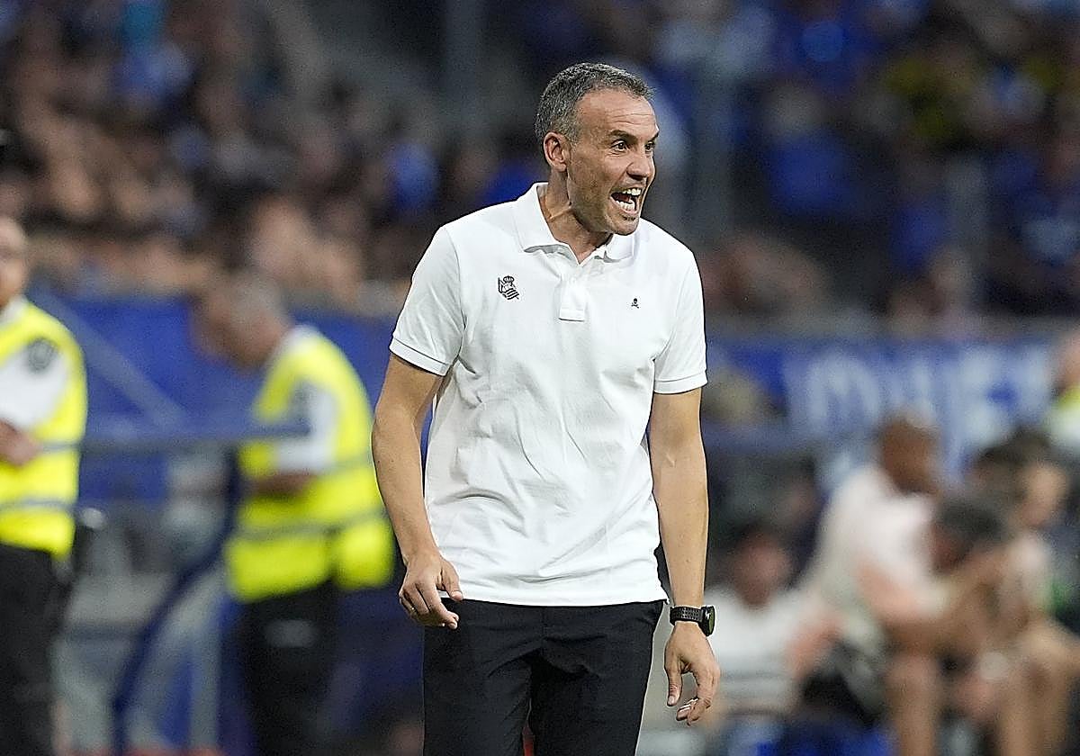 Sergio Francisco se mostró muy activo desde la banda dando instrucciones a los jugadores de campo.