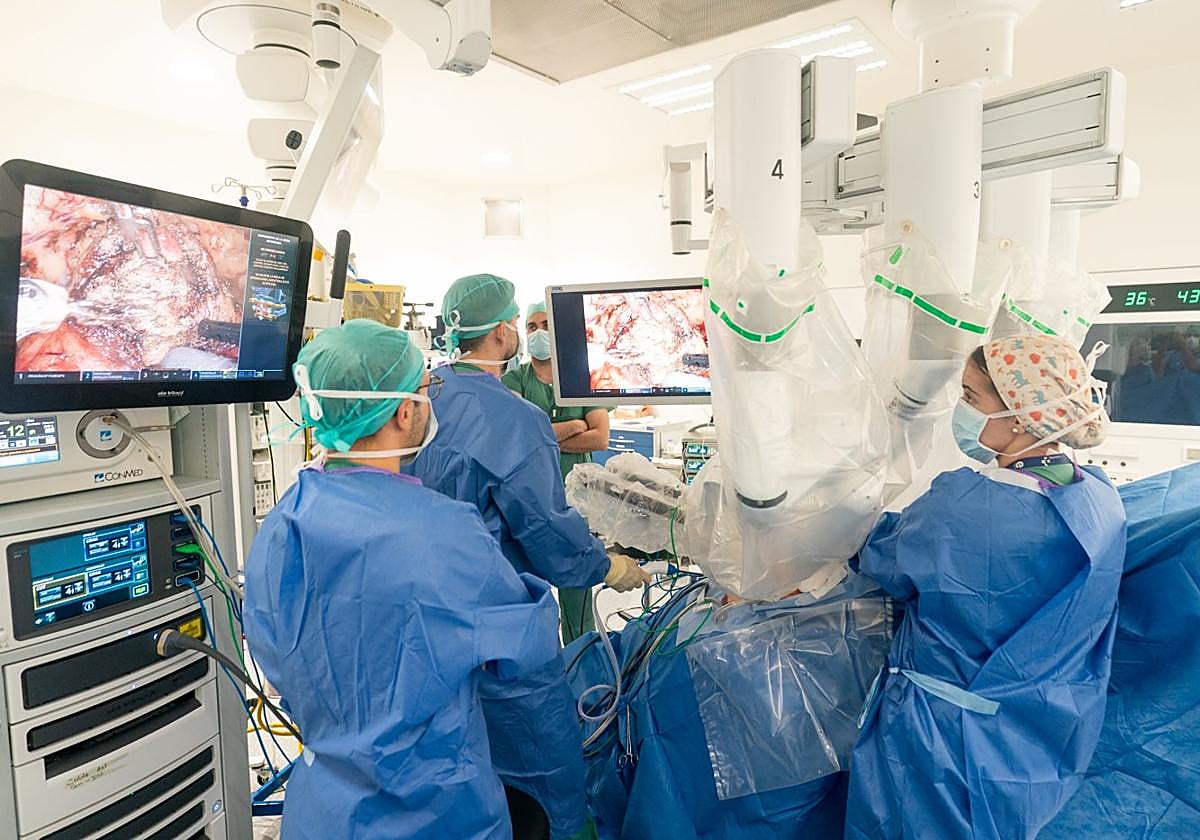 Operación en el quirófano de cirugía robótica del HUA.