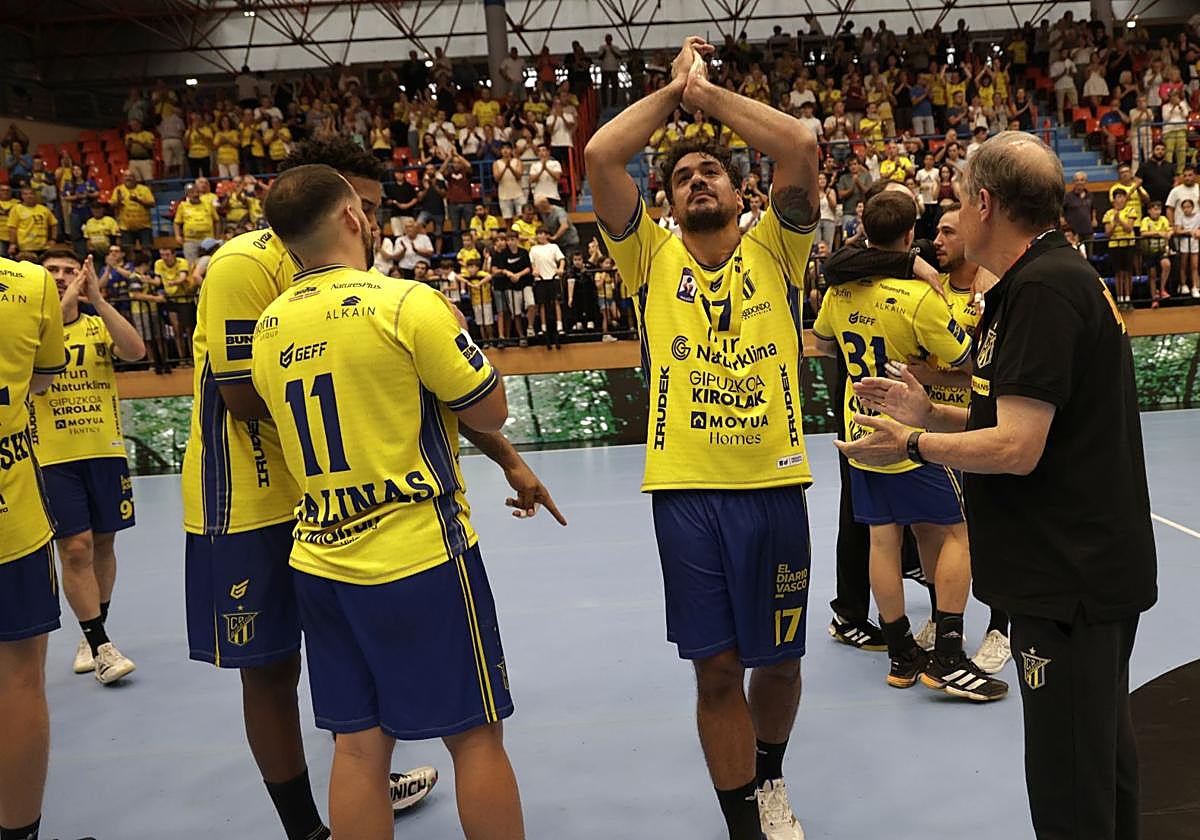 Rodrigo Salinas aplaude al público de Artaleku mientras sus compañeros se abrazan celebran la importante victoria ante el ABC Braga que encarrila su clasificación.