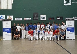 Los finalistas posan con sus trofeos y txapelas junto a autoridades y patrocinadores en el frontón de El Antiguo.