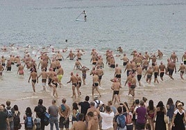 Los participantes entran en el agua en una edición pasada de la travesía.