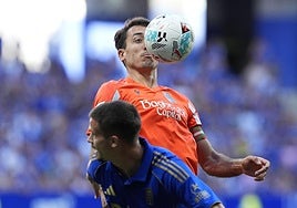 Oyarzabal pelea un balón, este sábado en Oviedo.
