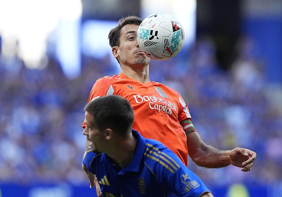 Oyarzabal pelea un balón, este sábado en Oviedo.