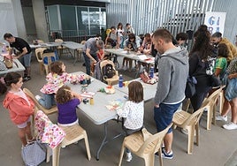Artistas en potencia disfrutaron de las actividades de Girabira en el patio cubierto de Eguzkitza.