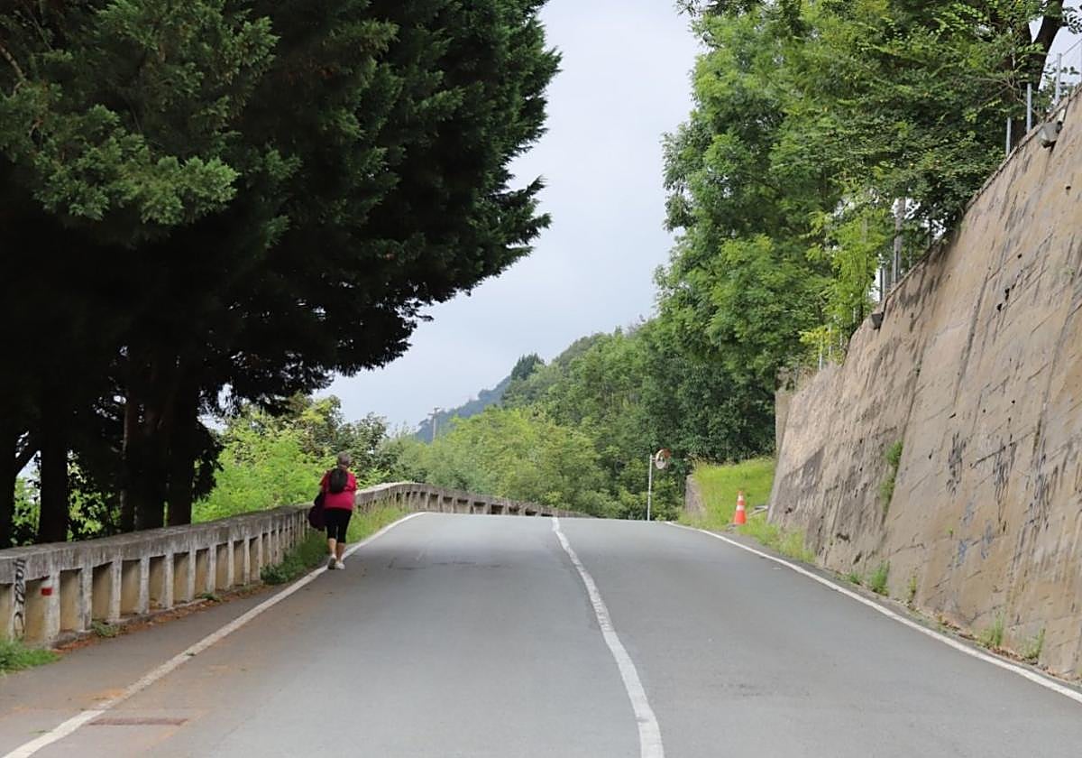 Una persona asciende por la carretera a Izaskun, que se va a transofrmar en una vía con dirección única y peatonal.