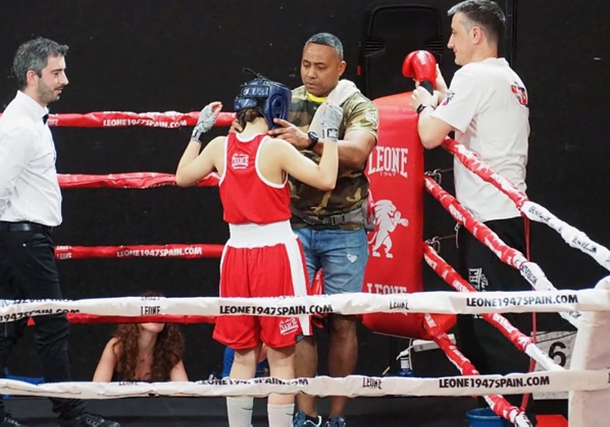 Arredondo y Huegun dan indicaciones a Xane Durán en la velada.